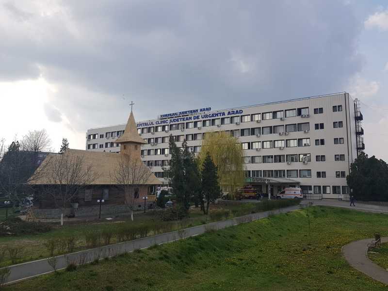 Tânăr ars de pe acoperișul unui liceu din Arad a decedat