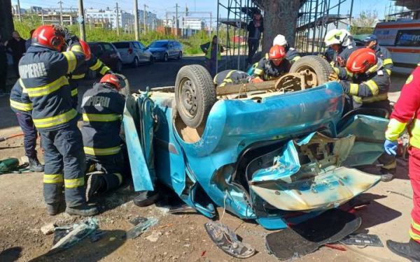 Autoturism, prăbușire spectaculoasă de pe Pasarela Bucium, Iași