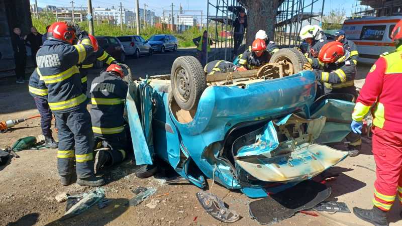 Autoturism, prăbușire spectaculoasă de pe Pasarela Bucium, Iași