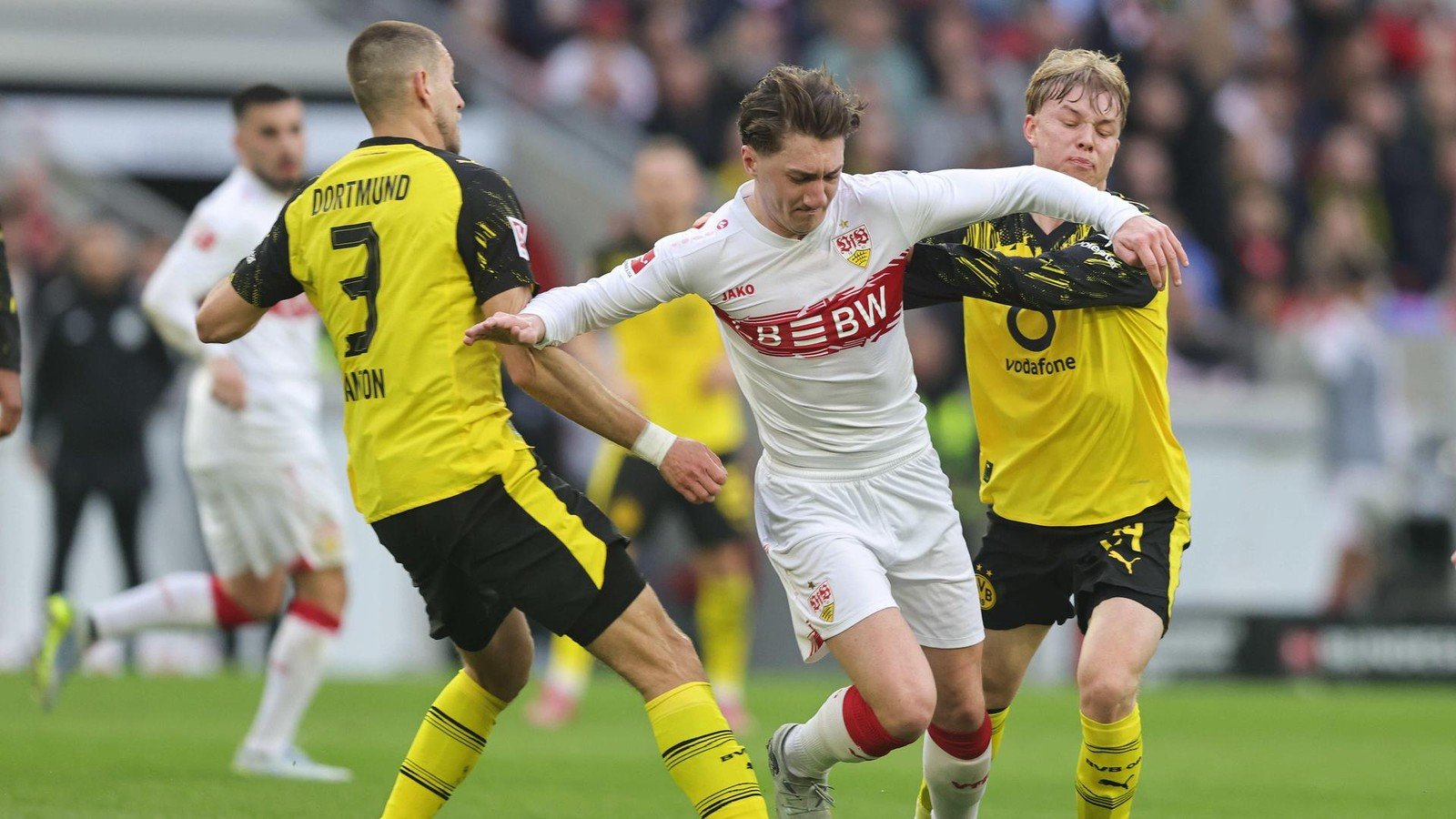 Borussia Dortmund poate face un pas decisiv în sprijinul celticului său obiectiv de a obține locul de vicecampioană în Bundesliga, în cazul unui rezultat favorabil în meciul de astăzi contra VfB Stuttgart