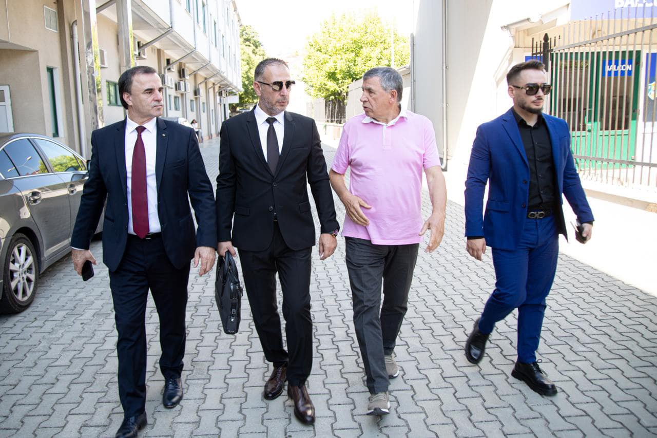 Bicuți, afaceri și legături: Cum au finanțat „Pozele Elenei Lasconi”