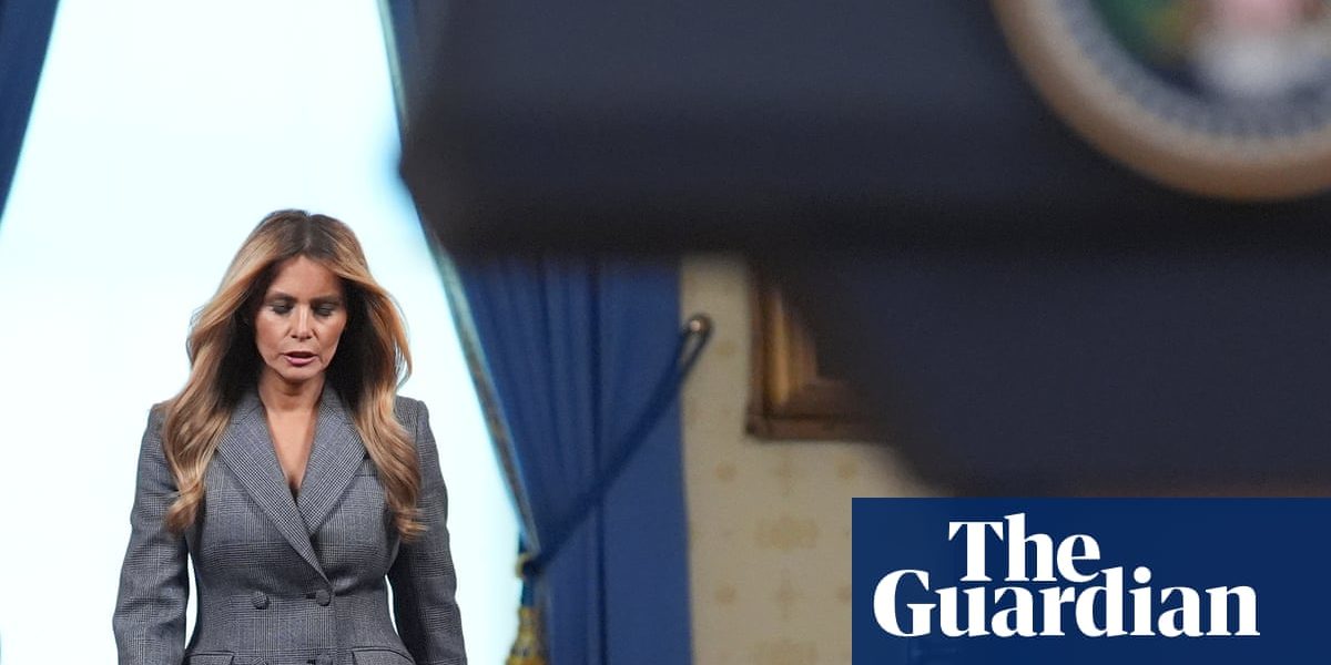 Melania Trump neagă orice relație cu Jeffrey Epstein Fosta Primă Doamnă a Statelor Unite, Melania Trump, a declarat public că „nu a avut niciodată o relație” cu controversatul Jeffrey Epstein și cu complicea acestuia, Ghislaine Maxwell