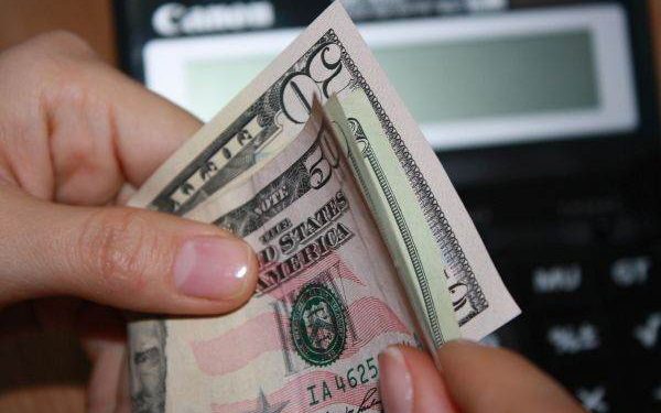 Dolarul, sub presiunea Iran: Scăderea se amână, dar criza persistă