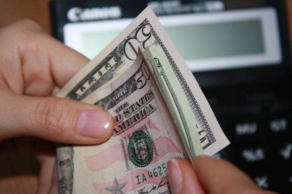 Dolarul, sub presiunea Iran: Scăderea se amână, dar criza persistă