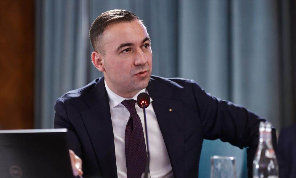 Bogdan Ivan: Nu sunt probleme cu benzina în România, asigură ministrul