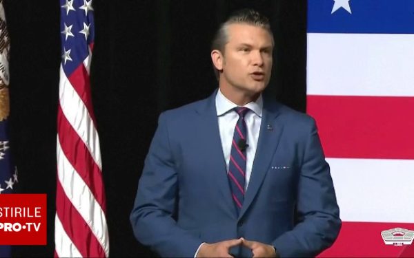 Biblia, invocată la Pentagon: Pete Hegseth acuză presa, Papa Leon reacționează