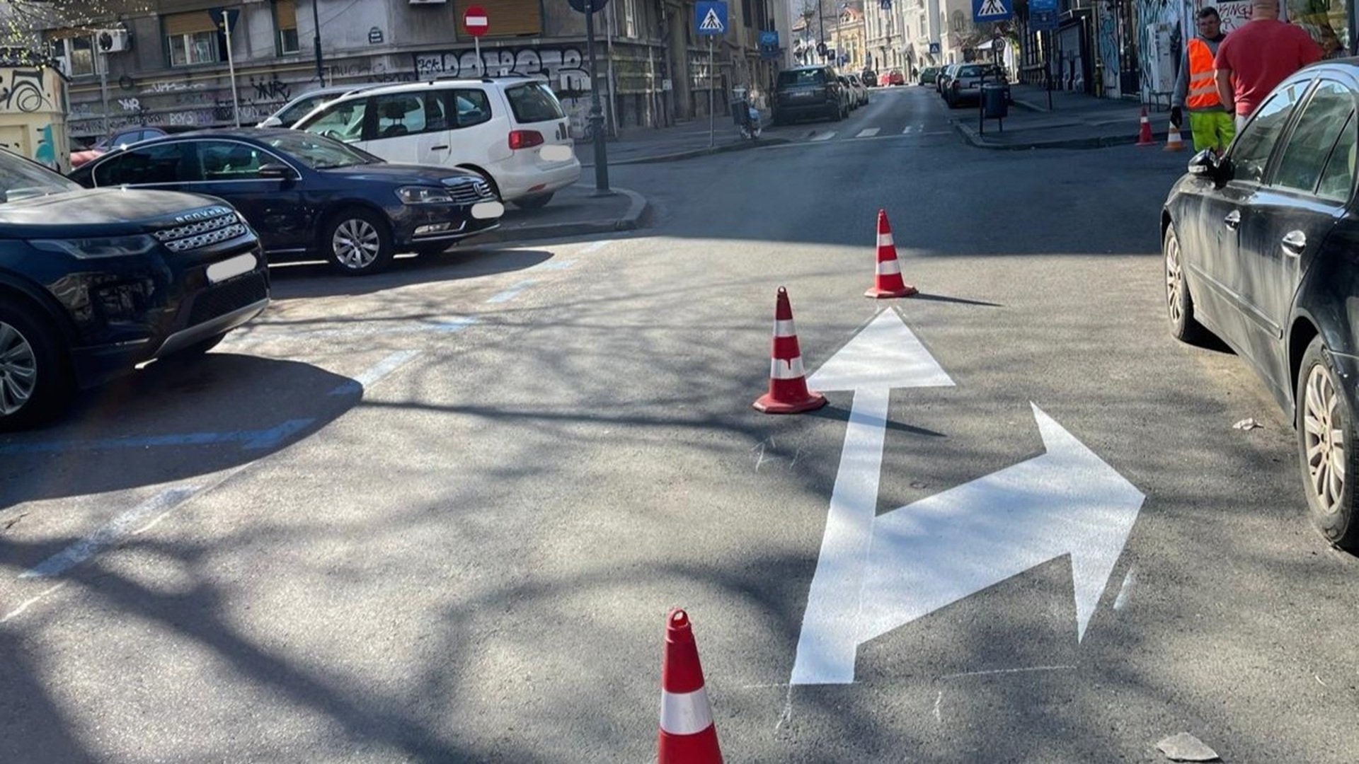 Șoferii din București au la dispoziție, de duminică, 5 aprilie, un nou set de reguli de circulație pe mai multe străzi din centrul orașului, schimbări menite să fluidizeze traficul și să crească gradul de siguranță rutieră