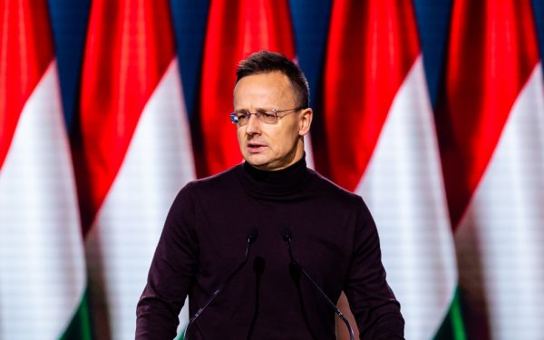 Szijjarto Peter, surprins la minister cu un microbuz