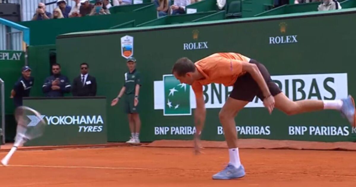 DANIIL MEDVEDEV, EXASPERAT LA MONTE CARLO: ȘAPTE Rachete Distruse și O ÎNFRÂNGERE Rușinoasă Tenismenul rus DANIIL MEDVEDEV, fost număr unu mondial, a avut o ieșire nervoasă la Mastersul de la Monte Carlo, pierzând controlul în timpul meciului cu Matteo Berrettini