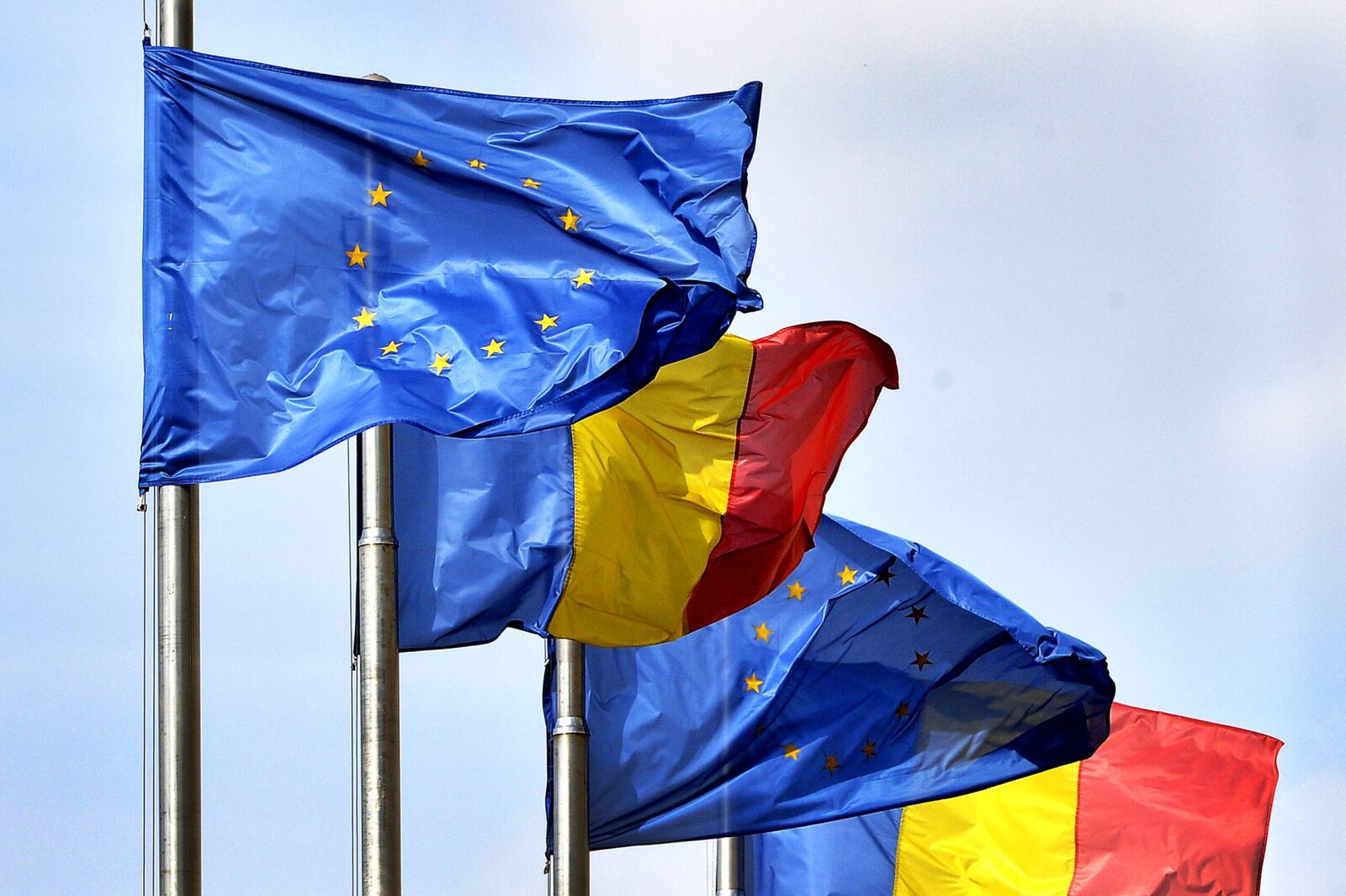 Scădere majoră a încrederii în stat și Occident. Românii, împotriva conflictelor