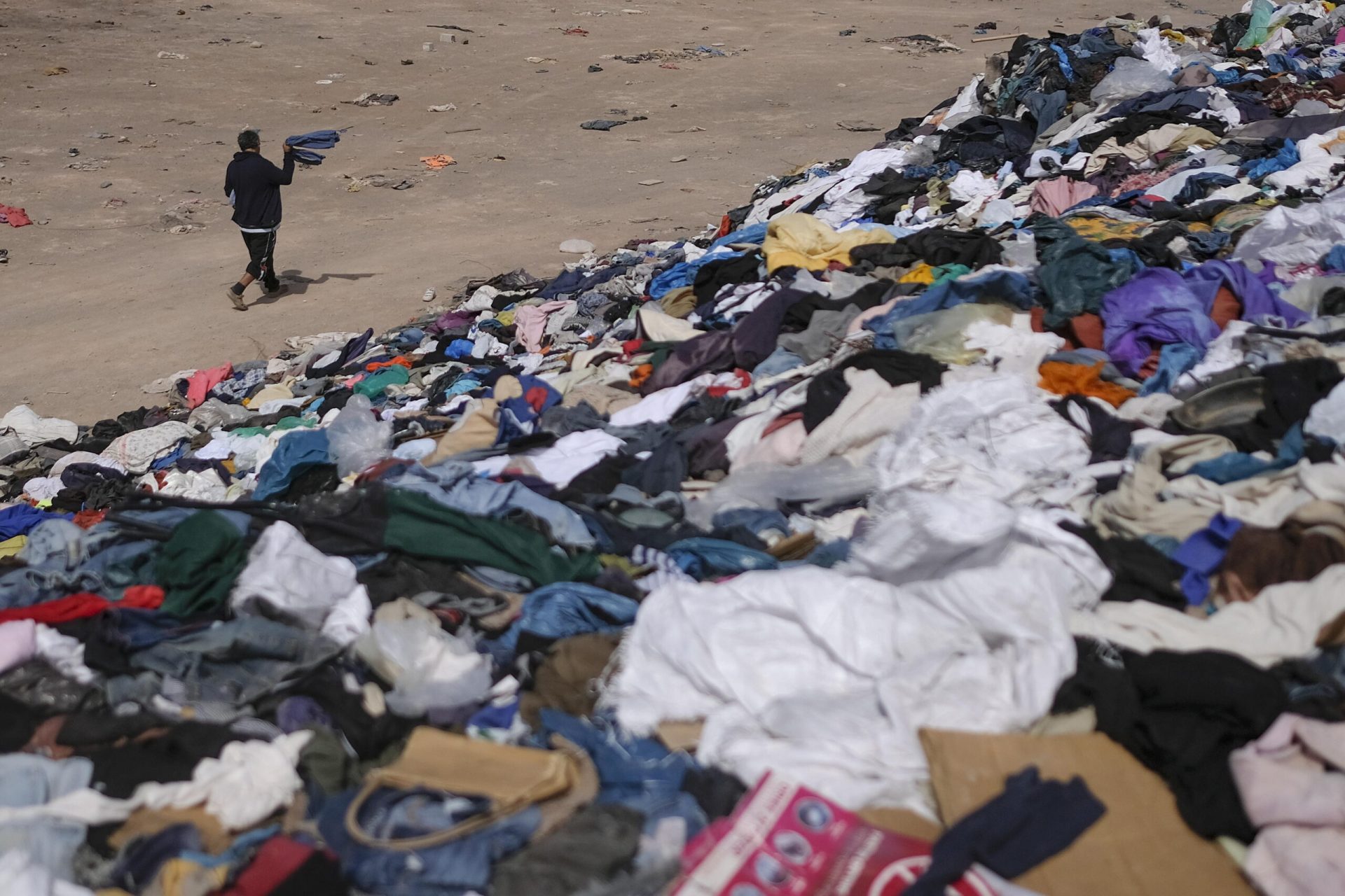 Proiect de OUG pentru produsele second-hand stârnește controverse în industrie Un nou proiect de ordonanță de urgență inițiat de Ministerul Mediului, în colaborare cu Ministerul Economiei, propune reguli mai stricte pentru gestionarea produselor utilizate, inclusiv hainele second-hand, intrând în vigoare în curând