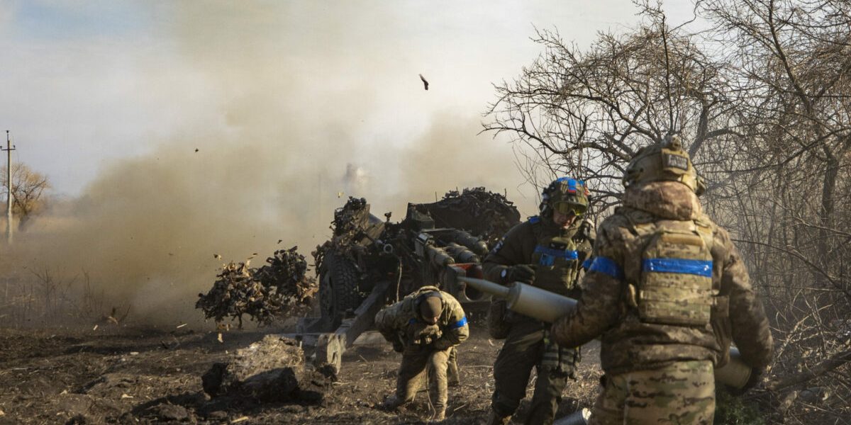 Eliberare șoc în Ucraina: Trei prizonieri RUȘI, cu steaguri albe, pe front