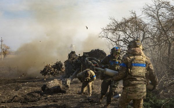 Eliberare șoc în Ucraina: Trei prizonieri RUȘI, cu steaguri albe, pe front