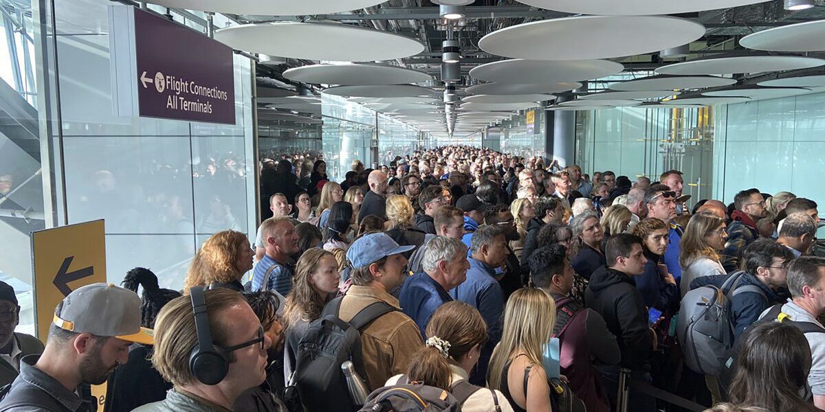 Zeci de români, blocați pe aeroportul din Milano: Unii au leșinat