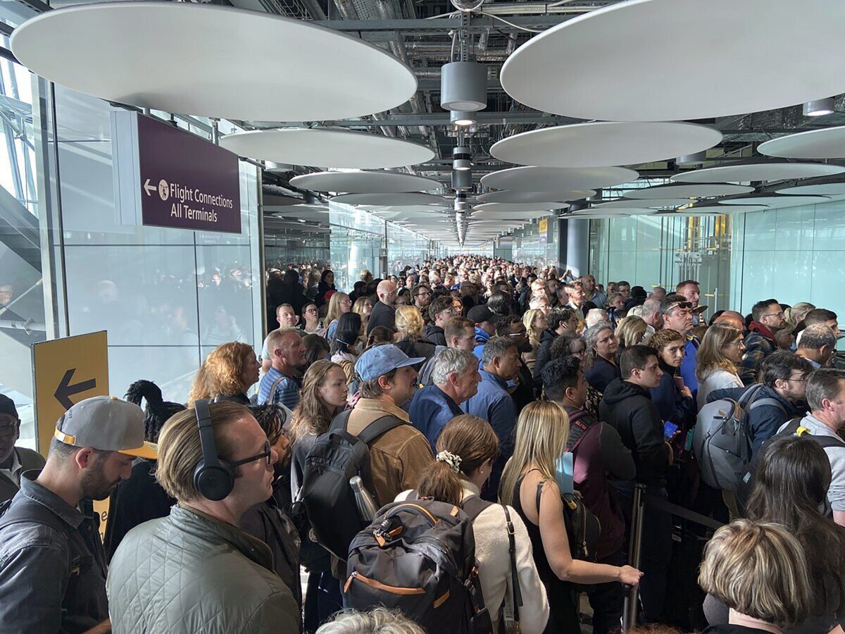 Zeci de români, blocați pe aeroportul din Milano: Unii au leșinat