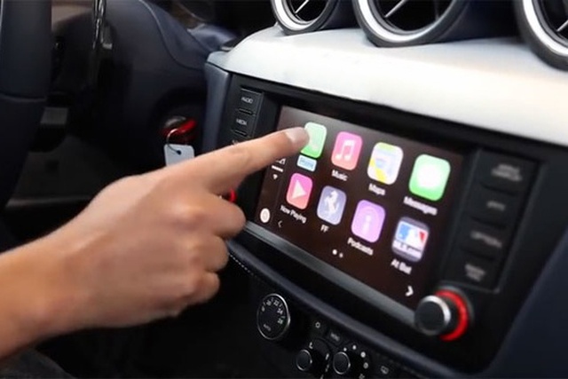 Google Meet si ChatGPT, acum disponibile prin Apple CarPlay