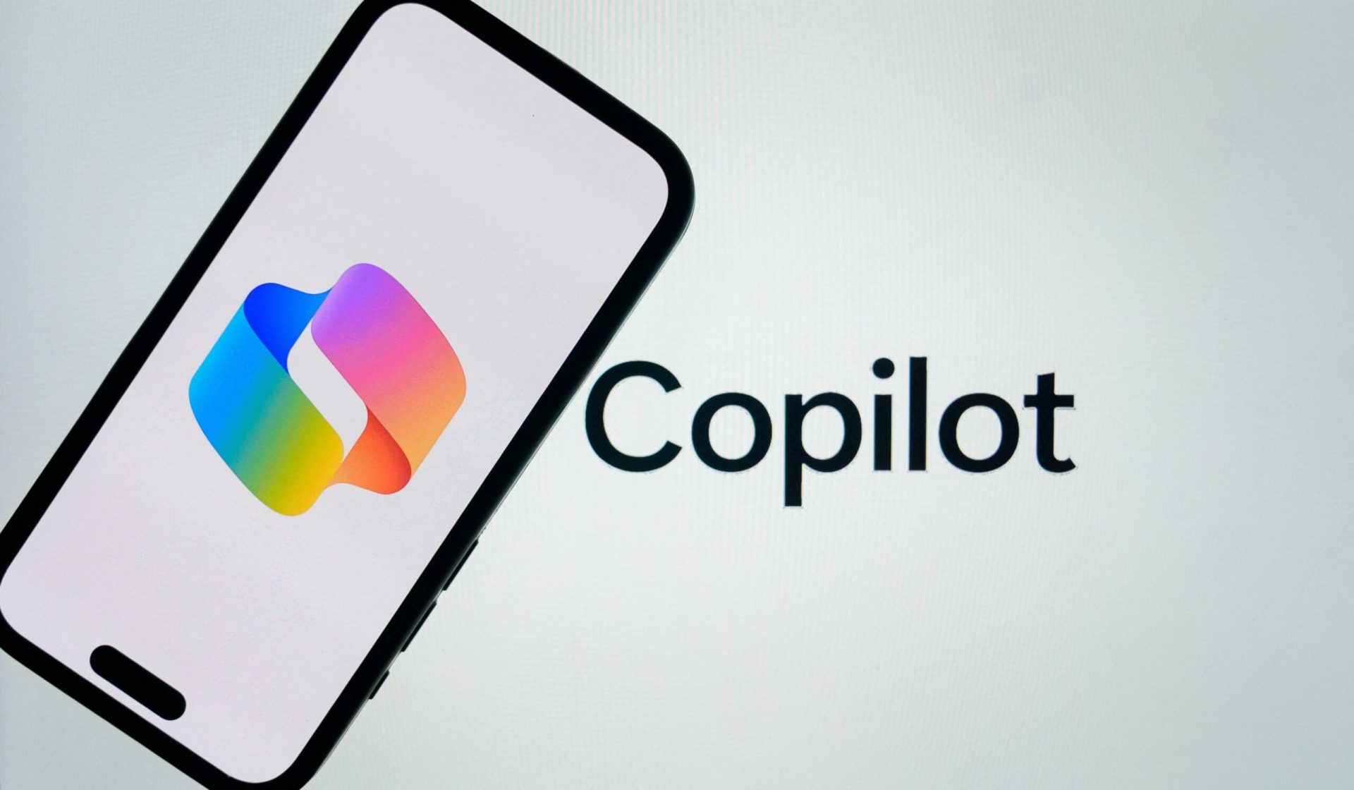 Microsoft a actualizat termenii de utilizare ai Copilot după criticile legate de mesajele de avertizare din ultimele zile, însă controversa privind modul în care compania își comunică responsabilitatea pentru rezultatele generate de acest instrument de inteligență artificială persistă