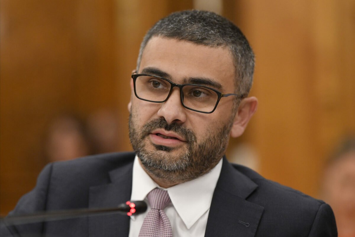 Salariile angajaților români, chiar și pentru cei care muncesc în condiții grele, rămân adesea la nivelul salariului minim, chiar dacă performanțele sau experiența lor sunt considerabile