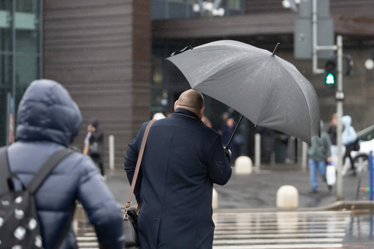 Valori de temperatură în scădere și vreme instabilă în următoarele zile Valorile de temperatură vor înregistra o scădere semnificativă până miercuri dimineața, urmând ca ulterior să continue trendul de răcire, menținându-se sub valorile normale ale perioadei