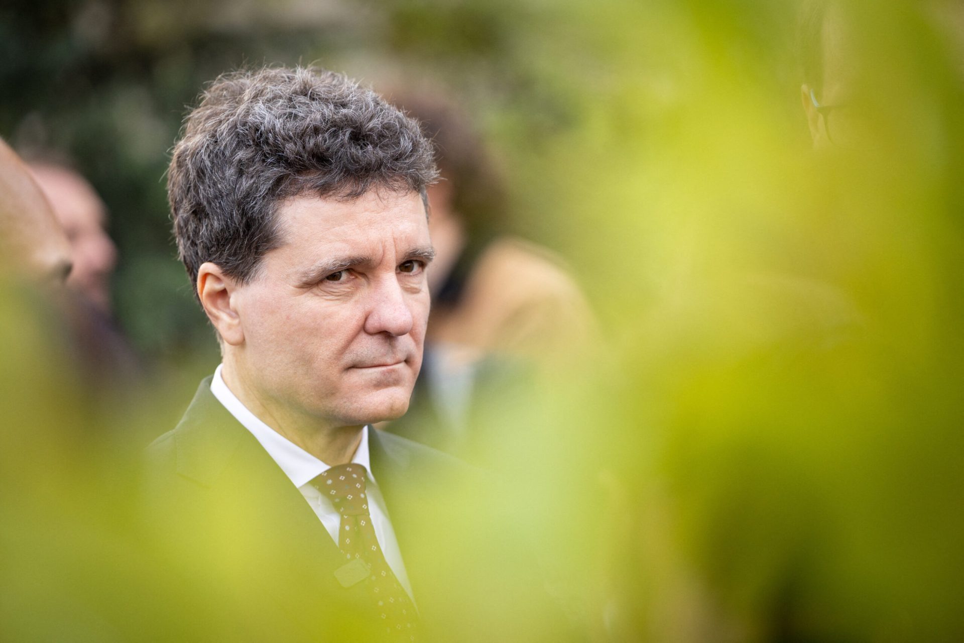 Președintele României vorbește despre scandalul fotografiilor înainte de alegeri Președintele a declarat că va lăsa în seama procurorilor cazul fotografiilor controversate, în timp ce se afla la Timișoara pentru inaugurarea Centrului de Mari Arși