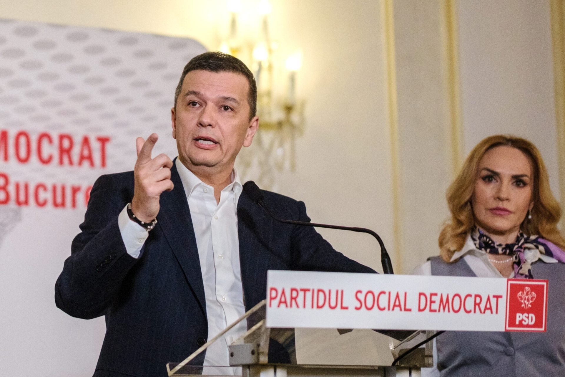 Sorin Grindeanu: nu accept ca dezbaterea despre schimbarea direcției să se transforme într-o negociere pentru funcții Liderul PSD, Sorin Grindeanu, a declarat că nu va permite ca discuțiile despre schimbarea direcției de guvernare să devină un teren de negociere pentru funcții politice