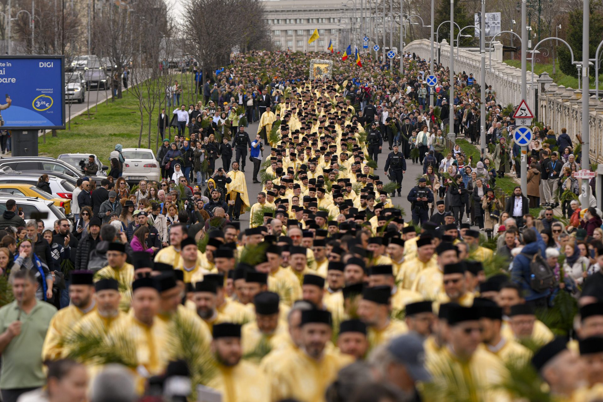 Mii de credincioși au participat sâmbătă la Pelerinajul de Florii, organizat în București de Patriarhia Română și Arhiepiscopia Bucureștilor, în semn de rugăciune și celebrare a intrării lui Iisus Hristos în Ierusalim