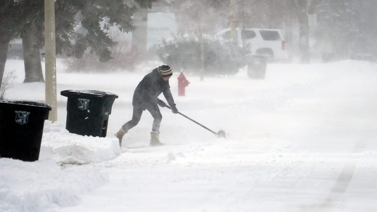 După o serie de zile cu precipitații mixte și ninsori, Wisconsin se confruntă cu atenuări ale temperaturii și condiții meteo extrem de neprielnice, fiind în continuare sub influența unui val de frig și precipitații intense