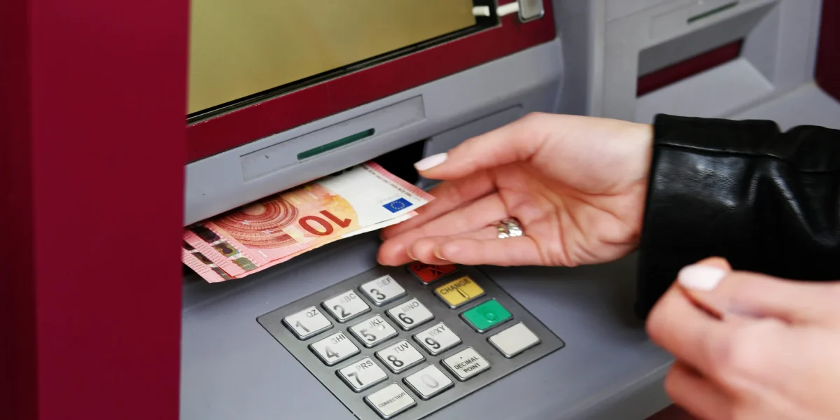 Bani la bancomat: Noi reguli UE pentru verificarea tranzacțiilor