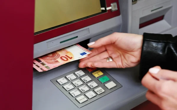 Bani la bancomat: Noi reguli UE pentru verificarea tranzacțiilor