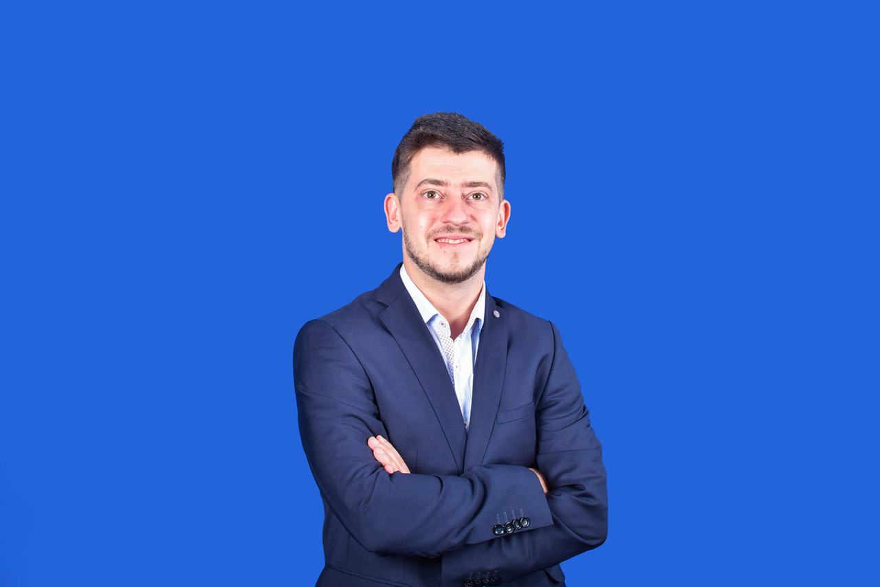 AI nu ia locurile de muncă, dar automatizează până la 90% din cererile IT, spune directorul unei companii românești