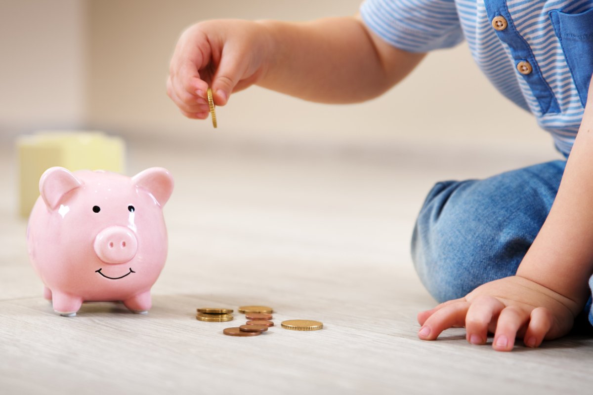 Alocațiile și indemnizațiile sociale vor intra mai repede în conturi Românii care beneficiază de alocații pentru copii și de indemnizații sociale vor primi banii aferenți lunii aprilie mai devreme decât de obicei
