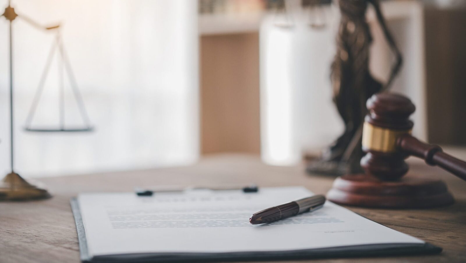 Amenda penală vs. contravențională: Ce fel de sancțiune îți dărâmă viața?