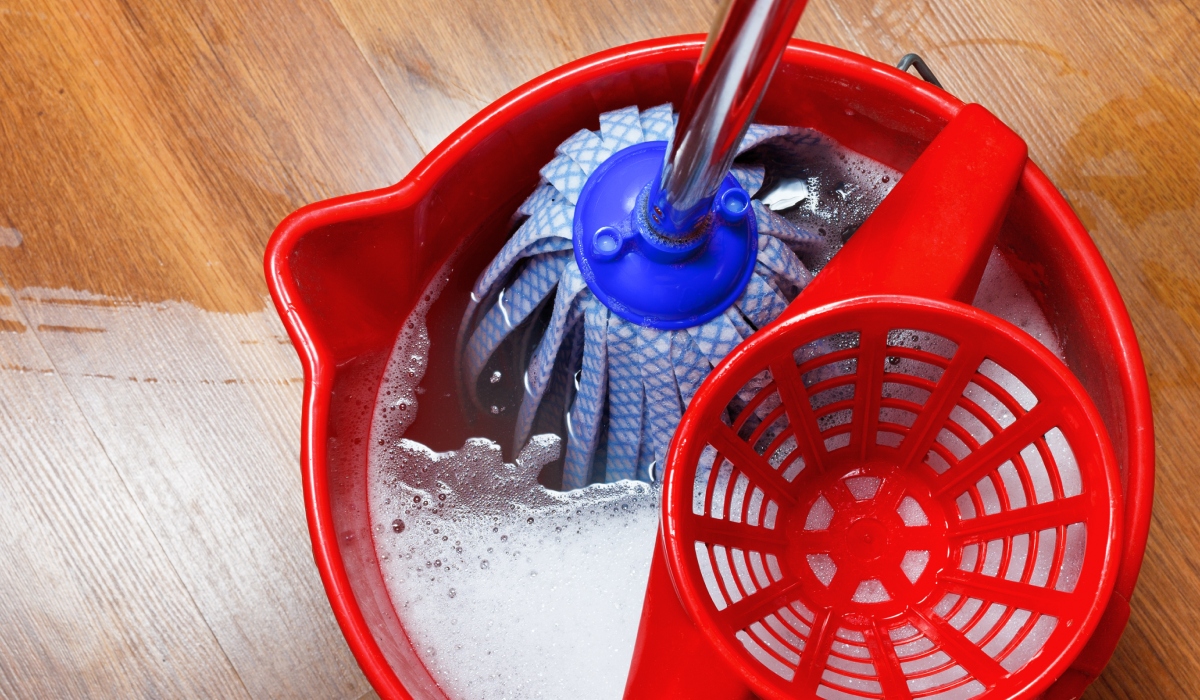 Așa îți distrugi parchetul: greșelile de curățare pe care le faci!