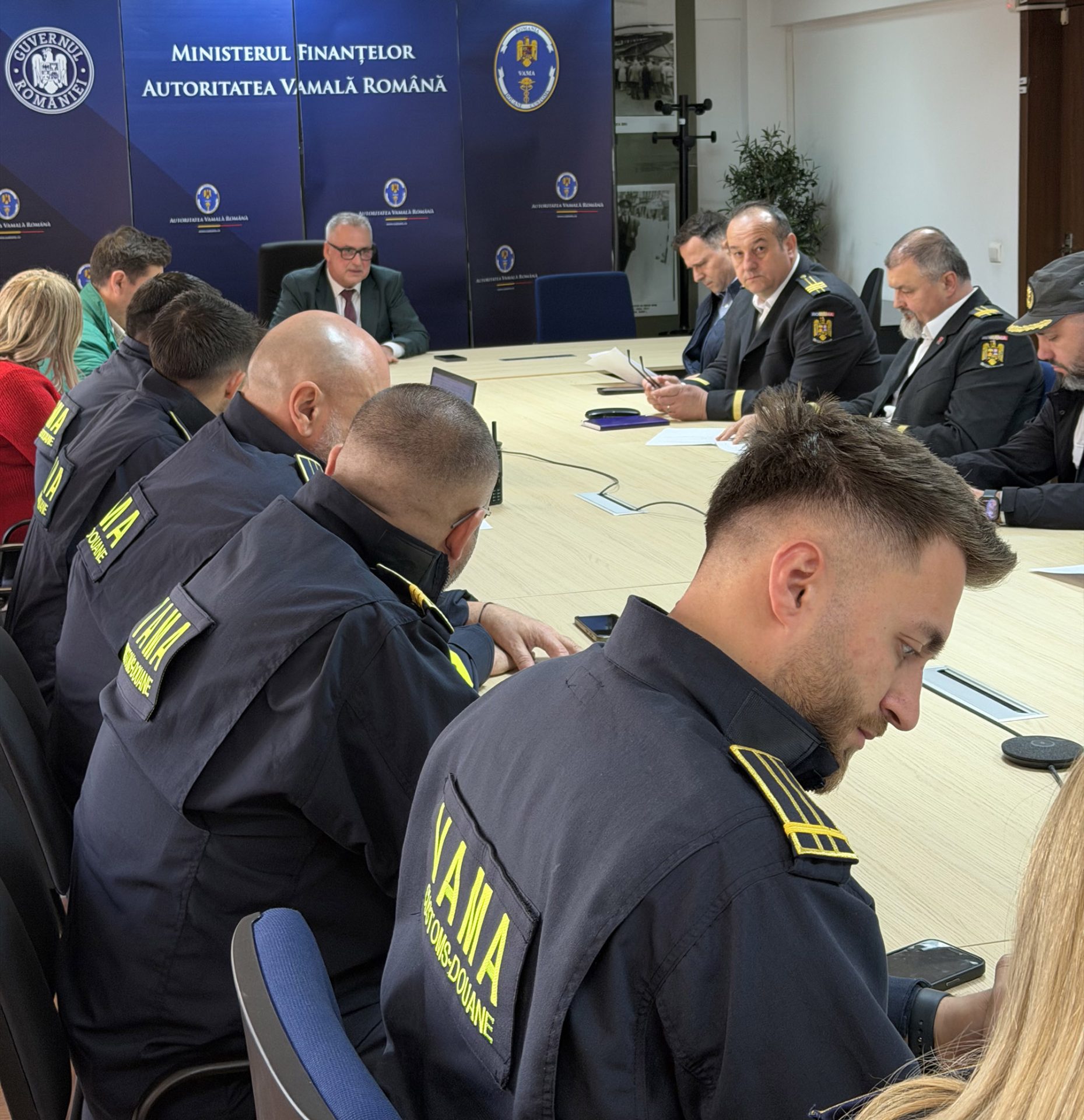 Autoritățile române intensifică controalele la operatorii cu legume și fructe din import Autoritatea Vamală Română, împreună cu Agenția Națională de Administrare Fiscală și Autoritatea Națională Sanitară Veterinară și pentru Siguranța Alimentelor, au declanșat o amplă acțiune de verificare a operatorilor economici din domeniul depozitării și comercializării produselor alimentare perisabile provenite din import