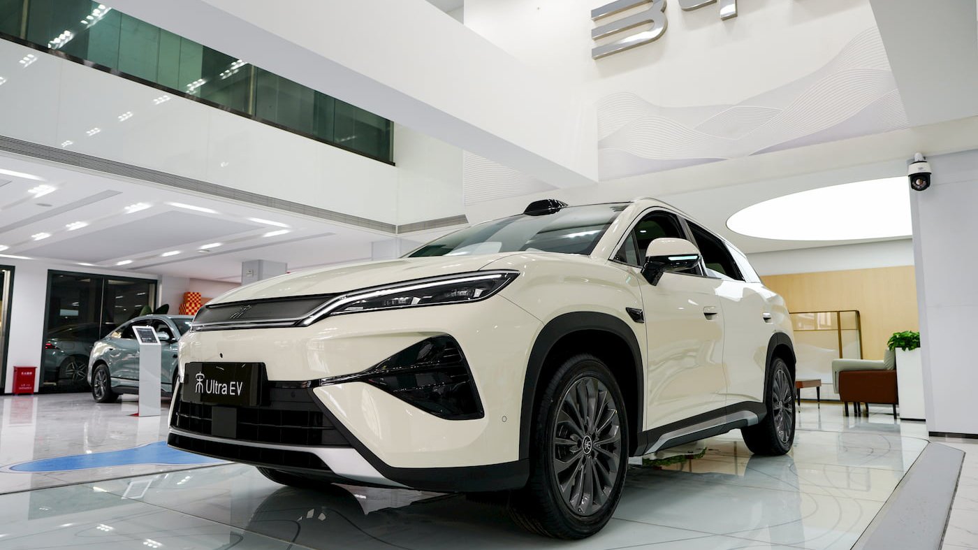 Imagine: BYD, cunoscutul producător chinez de automobile electrice, pare să redefinească piața auto cu un nou SUV, promitând specificații tehnice impresionante și un preț competitiv