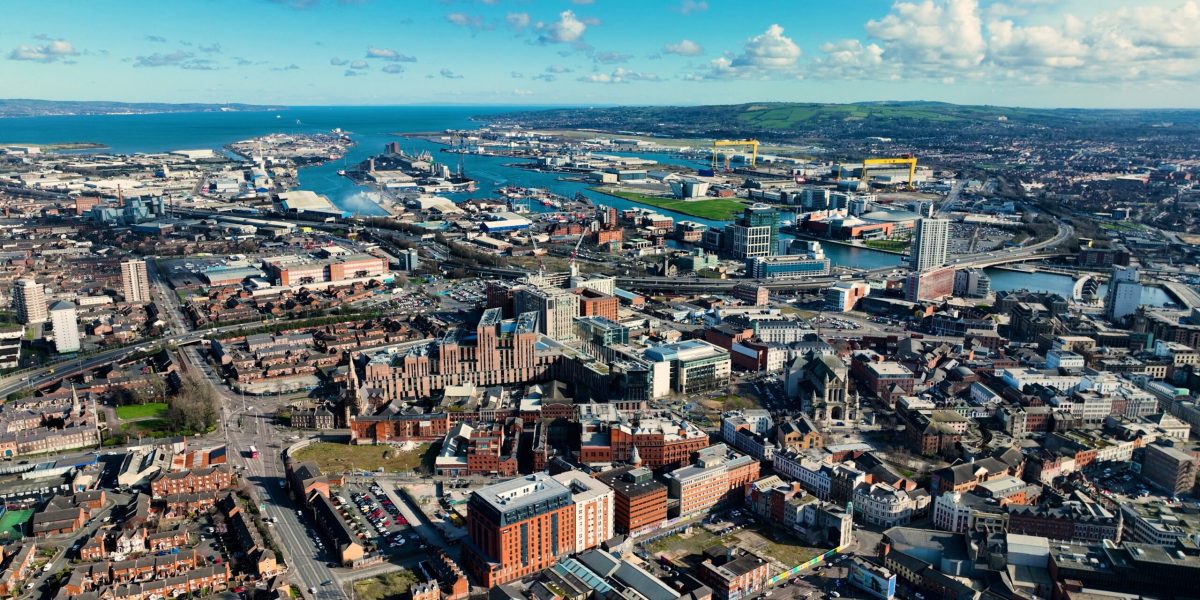 Inul renaște la Belfast: De la simbol industrial, la noua identitate culturală și fashion