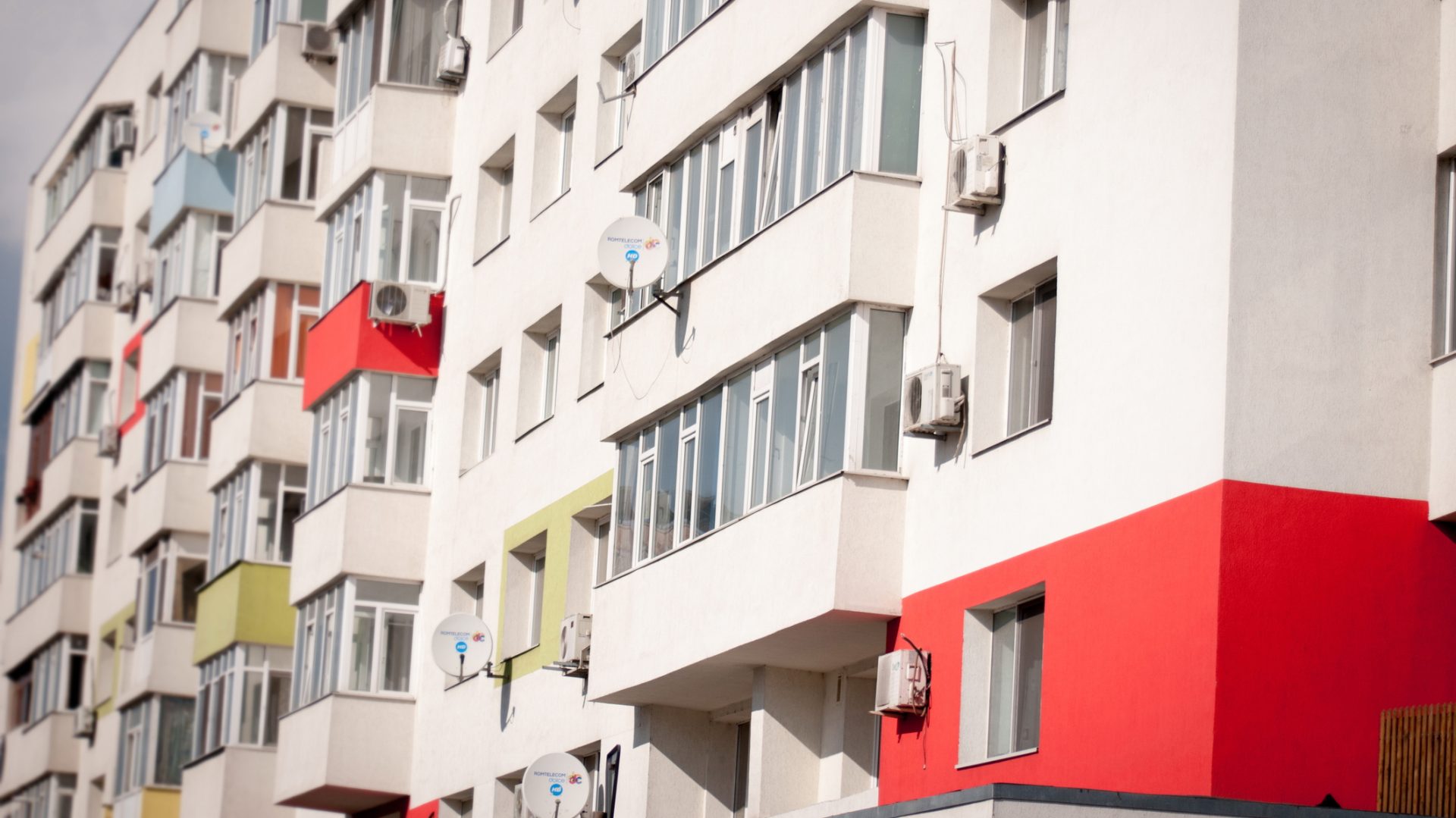 Primăria Municipiului Ploiești propune interzicerea panourilor LED publicitare pe fațadele clădirilor Primăria Municipiului PLOIEȘTI a inițiat un proiect de hotărâre prin care se dorește interzicerea amplasării și utilizării panourilor și ecranelor luminoase de tip LED destinate publicității pe fațadele clădirilor din oraș