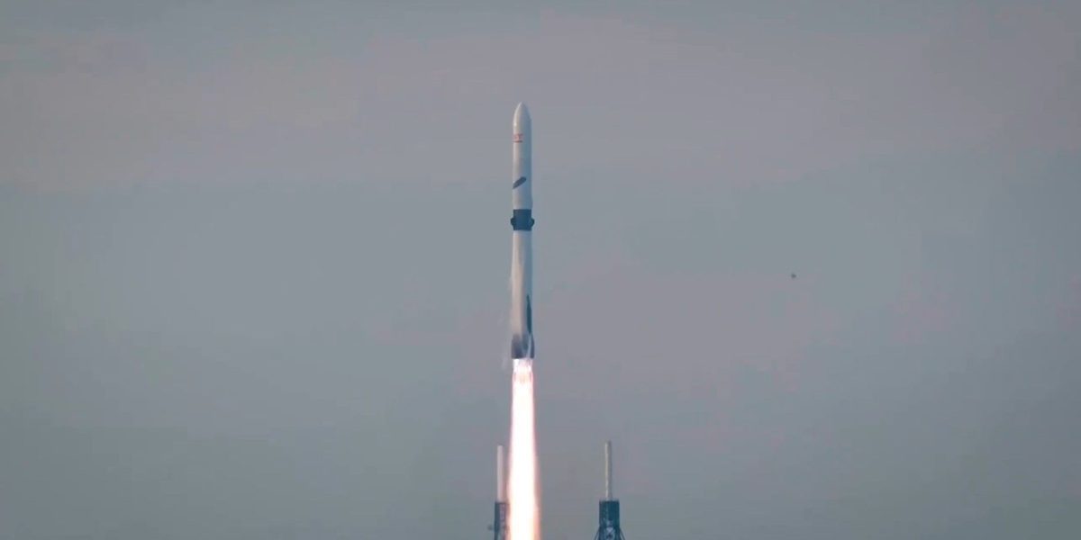 Blue Origin reușește: racheta New Glenn, RE-folosită pentru prima dată
