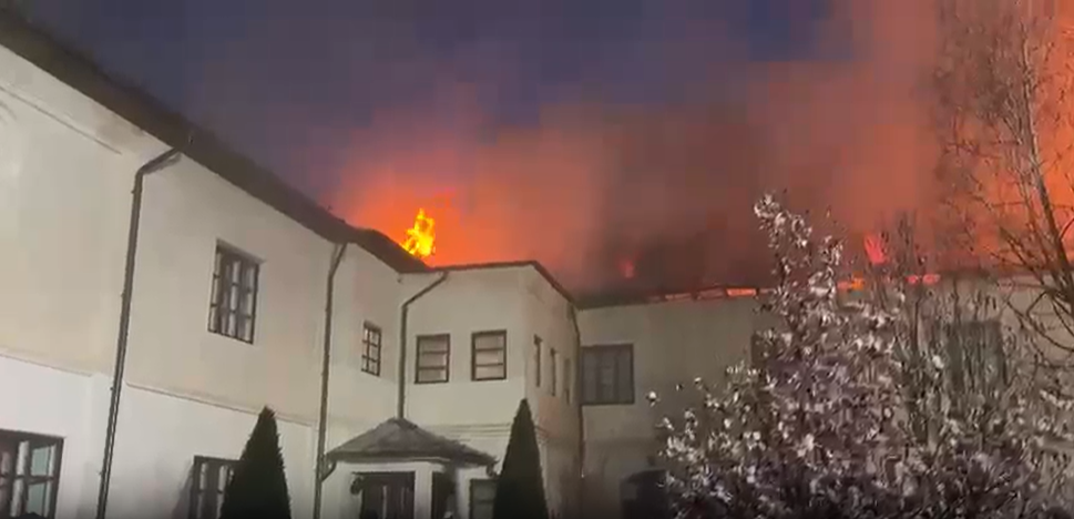 Incendiu la Mănăstirea Bistrița: Pompierii luptă să salveze chiliile