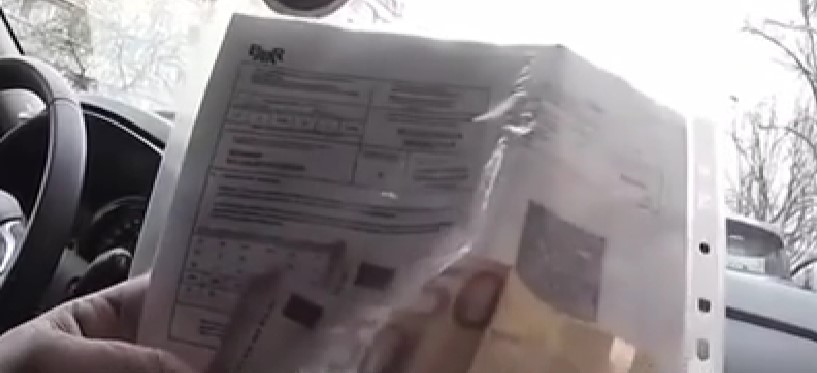 Mită la un polițist din București: Tânăra a vrut „să rezolvăm altfel”