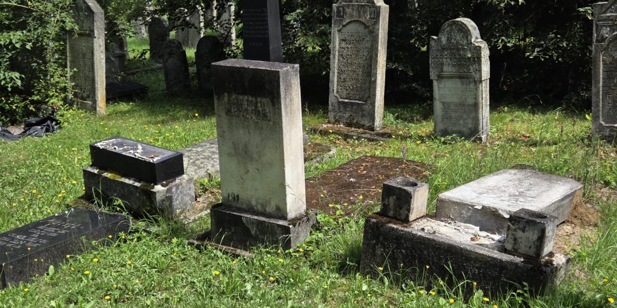 Vandalism la Reghin: Un parlamentar israelian cere explicații după profanare, stră-străbunic îngropat acolo