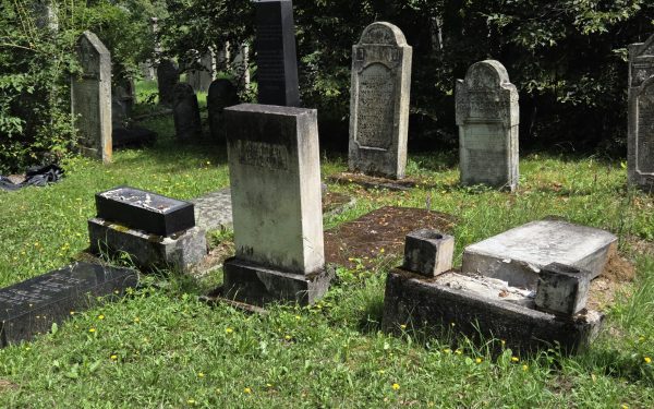 Vandalism la Reghin: Un parlamentar israelian cere explicații după profanare, stră-străbunic îngropat acolo