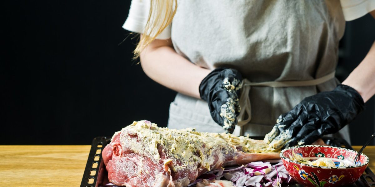 Mielul și ciorba, vedete pe masa de Paște: rețete și sfaturi de la un bucătar chef Masa de Paște, un moment central al tradițiilor culinare românești, este marcată de preparate emblematice