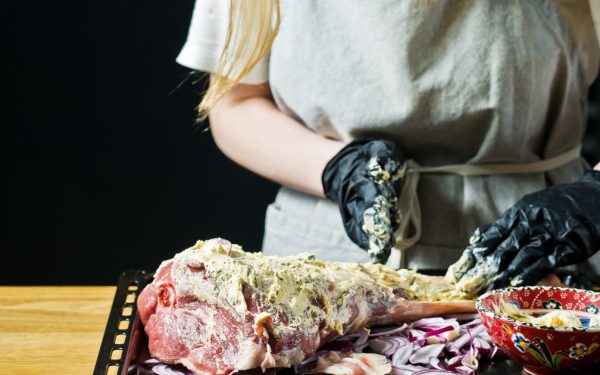 Cele mai bune rețete de ciorbă și friptură de miel pentru masa de Paște: Sfaturi esențiale de la bucătari experimentați