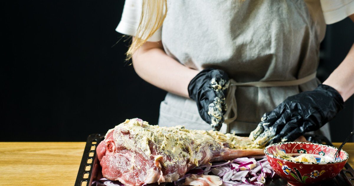 Mielul și ciorba, vedete pe masa de Paște: rețete și sfaturi de la un bucătar chef Masa de Paște, un moment central al tradițiilor culinare românești, este marcată de preparate emblematice