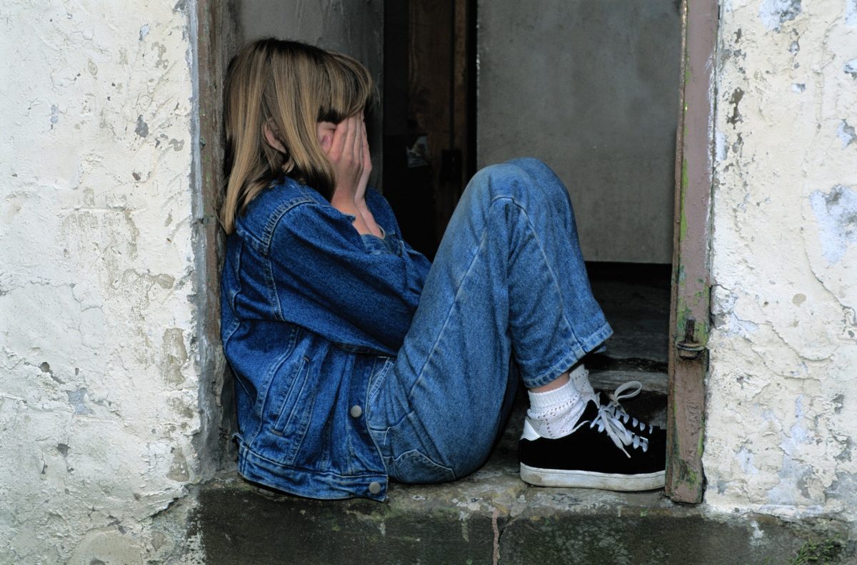 Majoritatea mamelor care pleacă în străinătate lasă copiii în grija bunicilor Doar 37% dintre mamele române care își părăsesc țara pentru un loc de muncă aleg să își lase copiii în grija partenerului de viață, în timp ce majoritatea preferă să aibă ca susținători bunicii