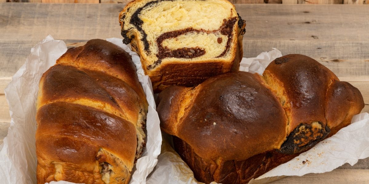 Cozonacul rezistă luni întregi: Trucul genial pentru masa de Sărbători