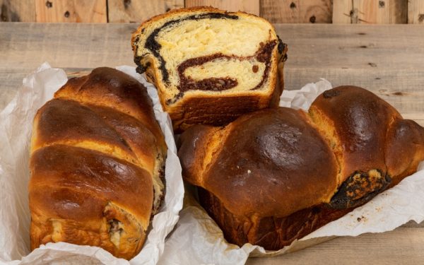 Cozonacul rezistă luni întregi: Trucul genial pentru masa de Sărbători