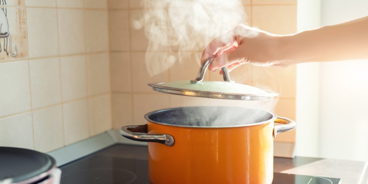 Curățenia rapidă: Scapă de mirosul de mâncare din casă, fără efort!