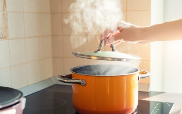 Curățenia rapidă: Scapă de mirosul de mâncare din casă, fără efort!